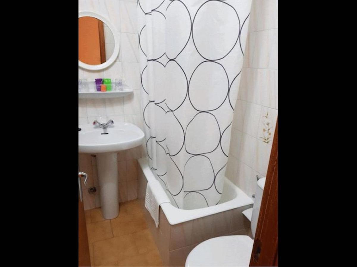 Room In Lodge - Double And Single Room - Pension Oria 2 Luarca Kültér fotó